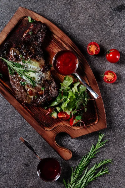 Filete de ternera a la parrilla, hierbas y especias . —  Fotos de Stock