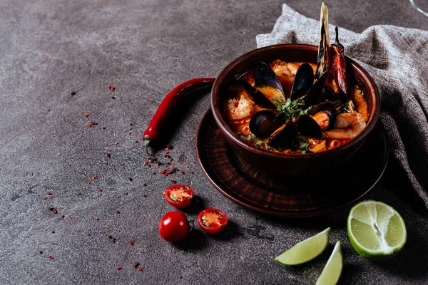 rustik İtalyan deniz ürünleri çorbası bir kase yakın