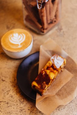 Kahve, kapuçino ve kek.