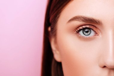 Pembe arka planda doğal makyaj ile Güzellik modeli Göz