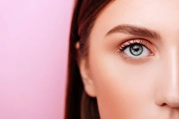 Modelo Eye of Beauty con maquillaje natural sobre fondo rosa — Foto de Stock