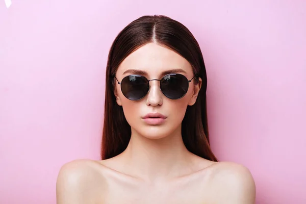 Retrato de uma jovem atraente em óculos redondos — Fotografia de Stock