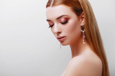 Genç ihale Kızıl saçlı genç kız portresi