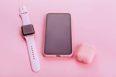 Güncel teknoloji. Çeşitli kişisel aksesuarların üst görünümü.