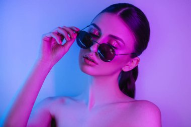 Güneş gözlüğü genç zarif kadının Moda portre.