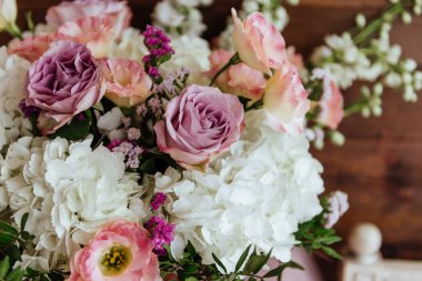 Vintage ahşap duvarda karışık çiçek Bahar buketi