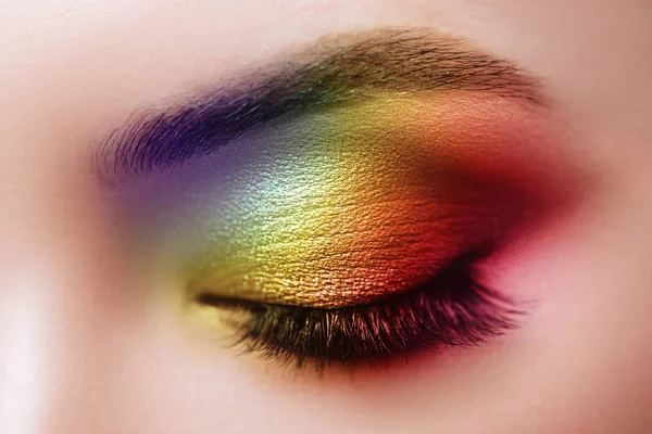 Maquillaje colorido arco iris en ojo de mujer — Foto de Stock