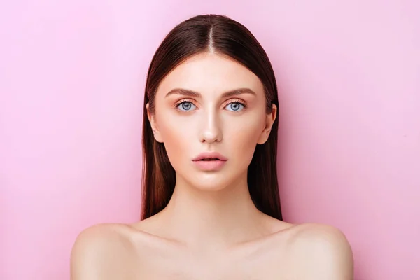 Modelo de beleza com maquiagem natural em fundo rosa — Fotografia de Stock