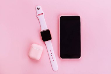 Güncel teknoloji. Çeşitli kişisel aksesuarların üst görünümü.