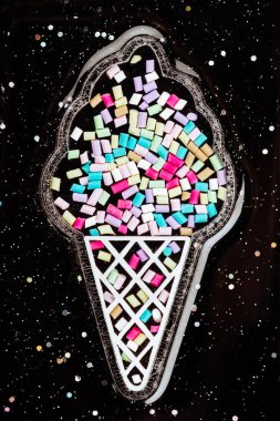 saf pembe arka plan üzerinde dondurma plastik modeli