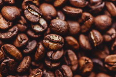 Kahve taneleri. Kavrulmuş kahve çekirdekleri kahverengi arka plan. Düzen.