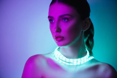 Stüdyoda poz neon ışıklar Yüksek Moda model kız, güzel kadın portresi, trendy parlayan makyaj.