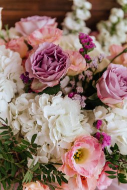 Vintage ahşap duvarda karışık çiçek Bahar buketi