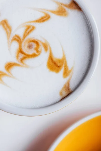 Чашка горячего кофе с капучино и торт — стоковое фото