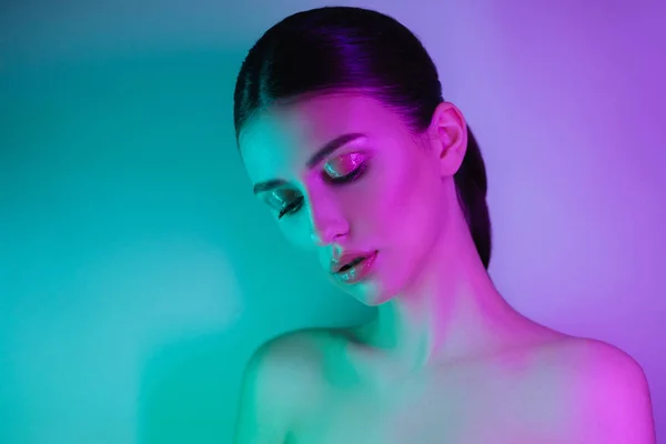 Υψηλή μόδα γυναίκα σε πολύχρωμο φωτεινό φως νέον UV μπλε και μωβ φώτα, ποζάρισμα στο στούντιο — Φωτογραφία Αρχείου
