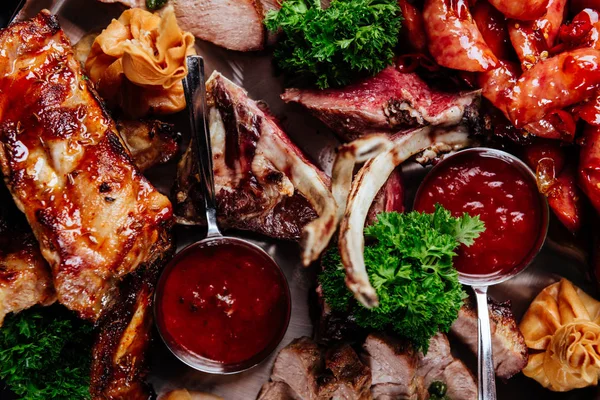 Bandeja mixta de carne a la parrilla. Surtido de deliciosa carne a la parrilla con verduras . —  Fotos de Stock