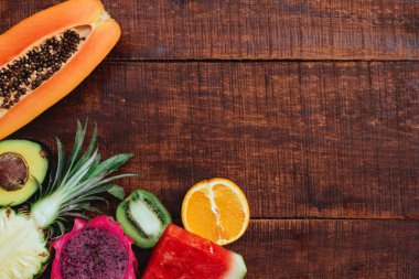 Koyu ahşap arka plan üzerinde tropikal meyve