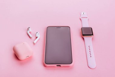 Güncel teknoloji. Çeşitli kişisel aksesuarların üst görünümü.