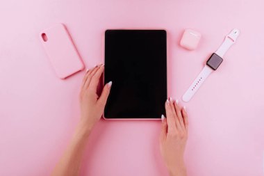 Güncel teknoloji. Çeşitli kişisel aksesuarların üst görünümü.