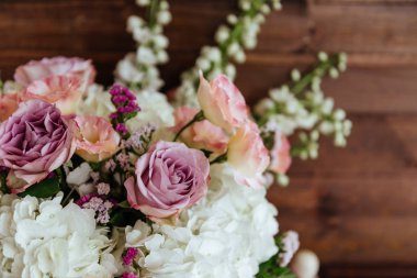 Vintage ahşap duvarda karışık çiçek Bahar buketi