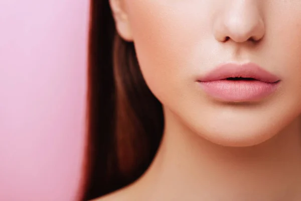 Wargi urody model z naturalnym makijaż na różowym tle — Zdjęcie stockowe