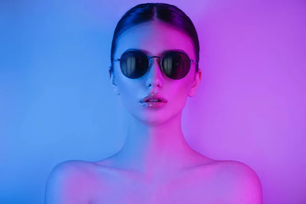 Retrato de moda de mujer joven y elegante en gafas de sol . —  Fotos de Stock