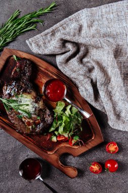 Izgara antrikot biftek biftek, otlar ve baharatlar.