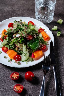 Sağlıklı salata tabağı. Taze deniz ürünleri tarifi. Izgara karides, taze sebze salatası ve yumurta. Izgara karides.