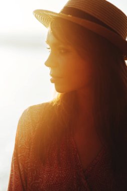 Sahilde güzel bir genç kadının portresini yakından çek..