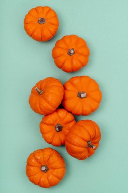 Nane arkaplanı üzerinde kabaklar.