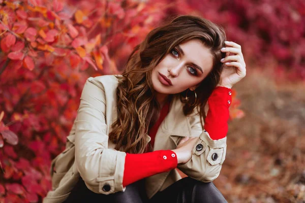 Модна жінка на фоні осіннього листя — стокове фото