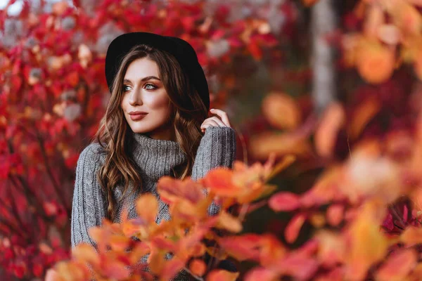 Mulher de moda em um contexto de folhas de outono — Fotografia de Stock