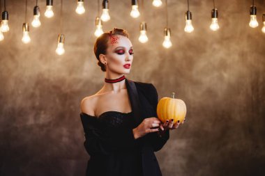 Yüzü makyajlı güzel bir kızın portresi.