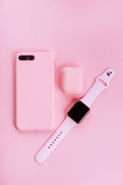 Güncel teknoloji. Çeşitli kişisel aksesuarların üst görünümü.