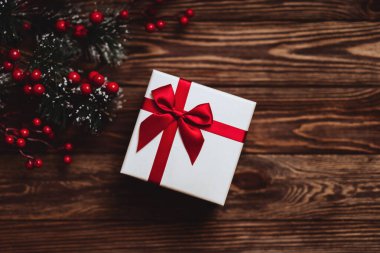 Noel hediyesi kutusu. Noel hediyesi, tahta masada kutuda..