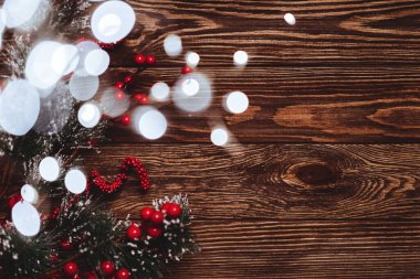 Mavi ahşap arka planda Noel süslemeleri olan fidan dalları.