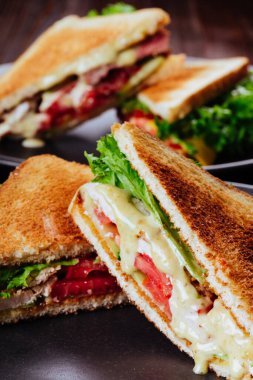 Sandviç ekmeği domates, marul ve sarı peynir.