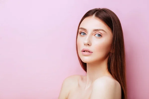 Modelo de belleza con maquillaje natural sobre fondo rosa — Foto de Stock