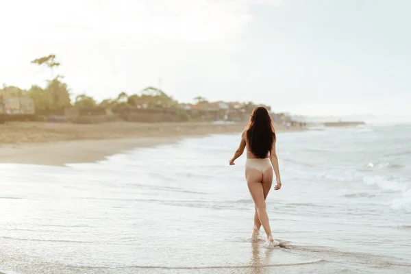 Mulher de biquíni posando atrás do oceano azul — Fotografia de Stock