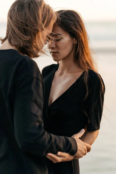 Atractivo hombre y mujer disfrutando de una velada romántica al atardecer —  Fotos de Stock