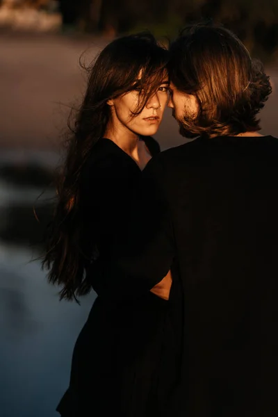 Привлекательный мужчина и женщина наслаждаются романтическим вечером на закате — стоковое фото