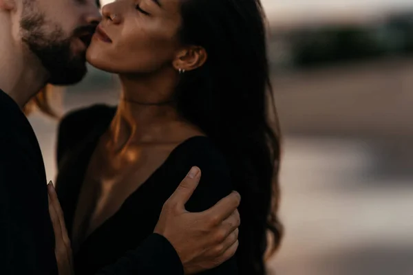 Cazibeli erkek ve kadın gün batımında romantik bir akşamın tadını çıkarıyorlar.