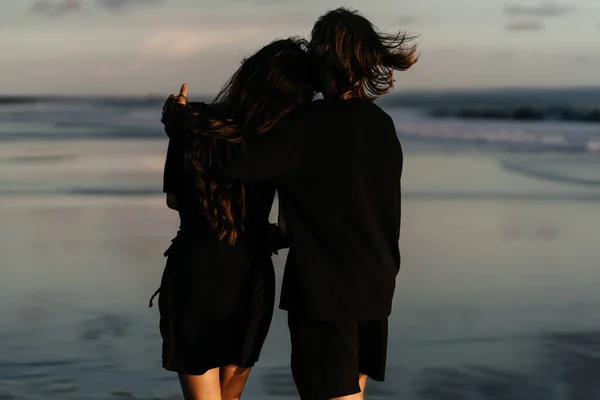 Homem e mulher atraentes desfrutando de noite romântica no pôr do sol — Fotografia de Stock