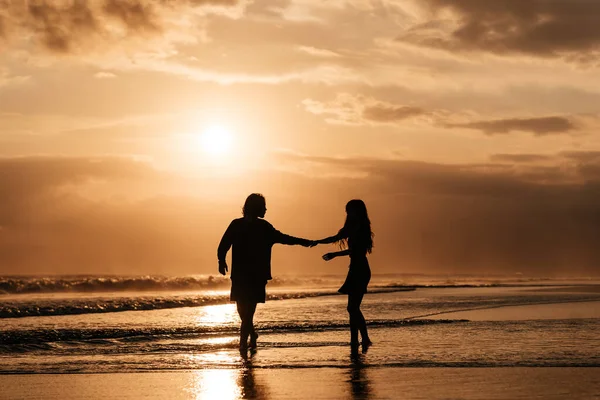 Attraente uomo e donna godendo serata romantica al tramonto — Foto Stock