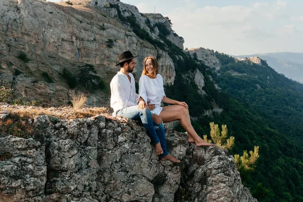 Atractiva joven pareja amorosa de hombre y mujer en el verde paisaje de montaña —  Fotos de Stock