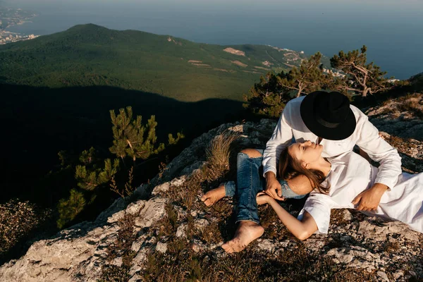 Attraktives junges Liebespaar aus Mann und Frau in der grünen Berglandschaft — Stockfoto