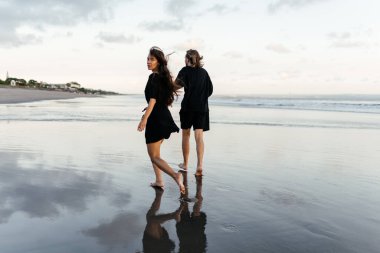 Çekici erkek ve kadın gün batımında romantik bir akşam geçiriyorlar.