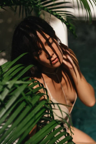 Vista de cerca de una atractiva joven relajándose en una piscina de balnearios. —  Fotos de Stock