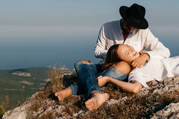 Atractiva joven pareja amorosa de hombre y mujer en el verde paisaje de montaña —  Fotos de Stock