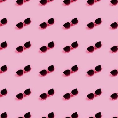 Renkli arkaplanda kusursuz desenli güneş gözlüğü.